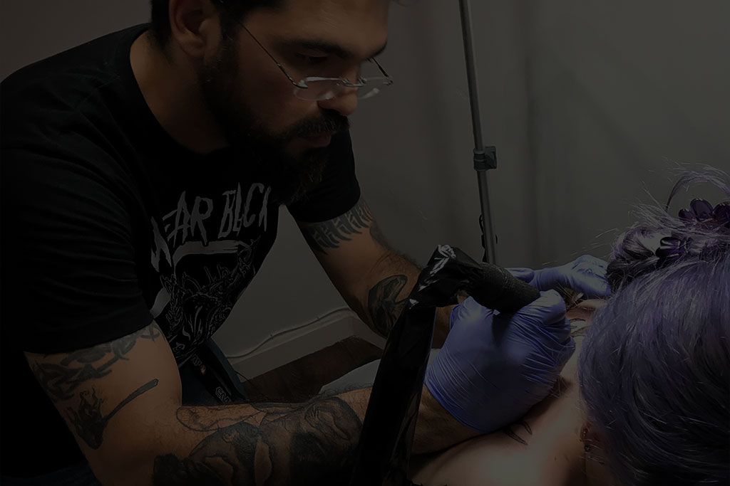 carrusel Gustavo tatuando